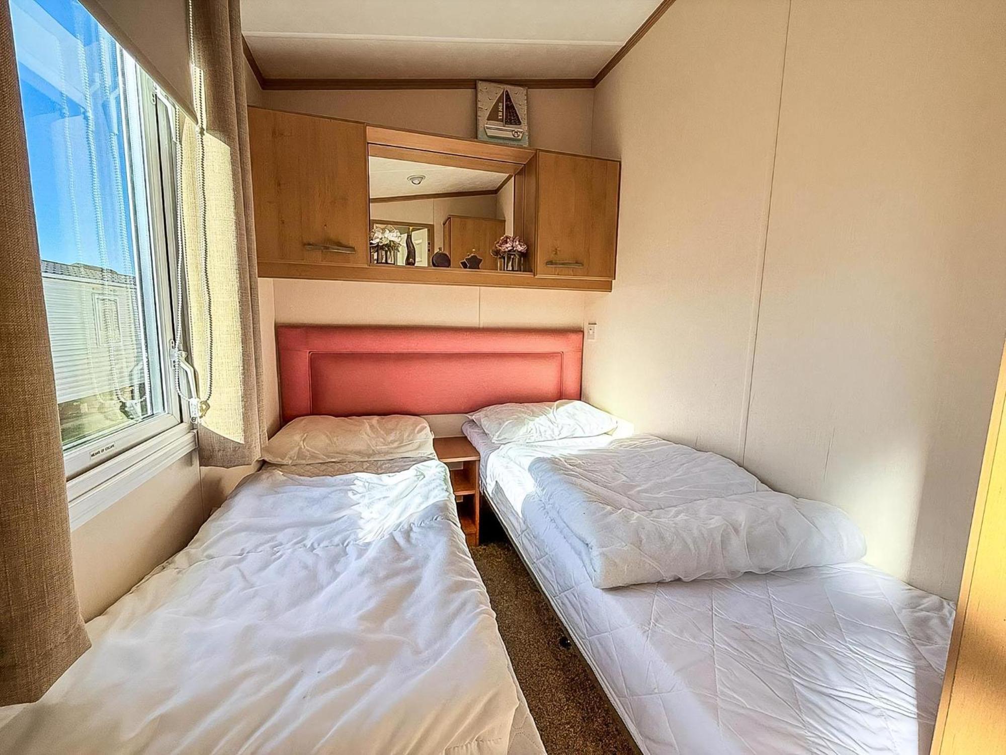 Lovely 6 Berth Caravan For Hire At Manor Park In Hunstanton Norfolk Ref 23044S Buitenkant foto